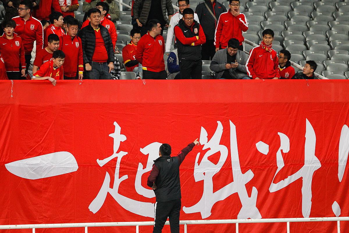 球员们在场上奋力拼搏，为胜利而努力奋斗！