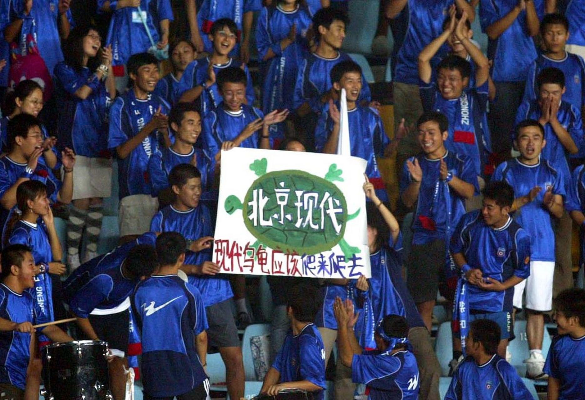 足球场上出现风波事件，引发争议
