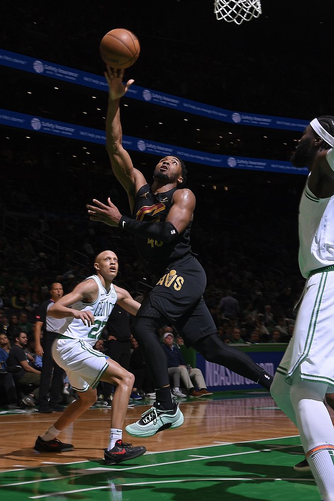 FB体育官方网站-爵士主场大胜爆冷！米切尔单节贡献分对抗湖人