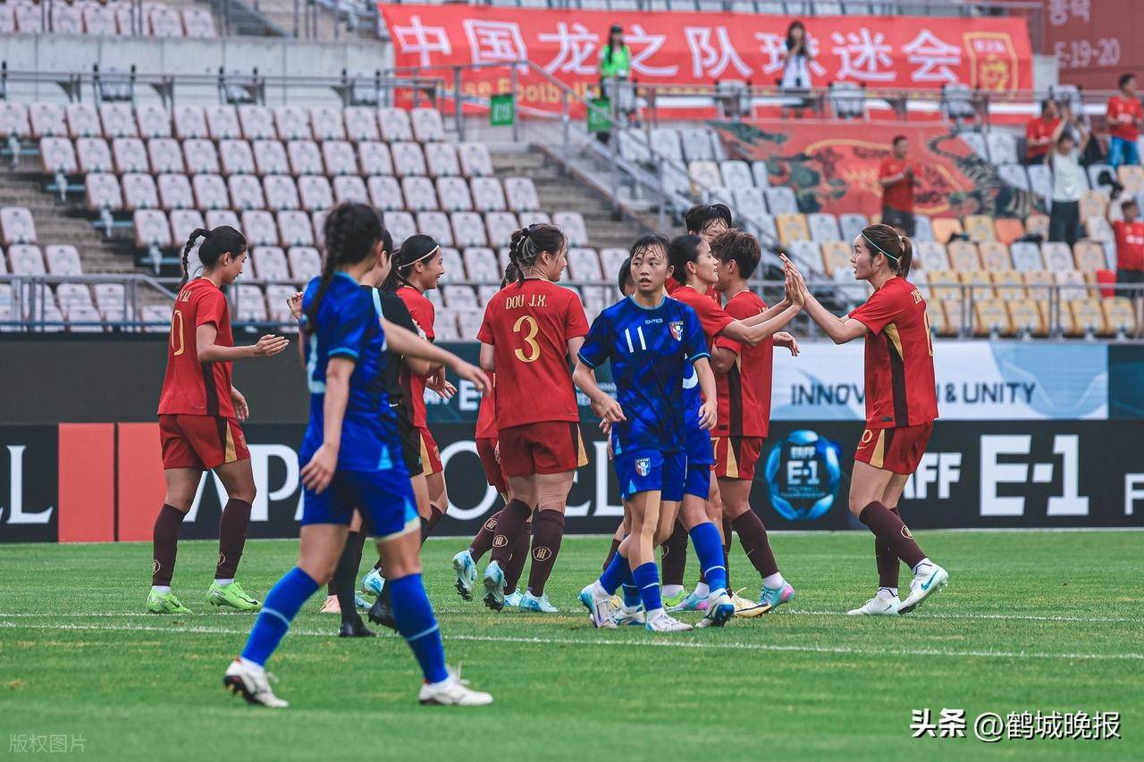 FB体育-韩国女足队员合作默契，控球优势明显