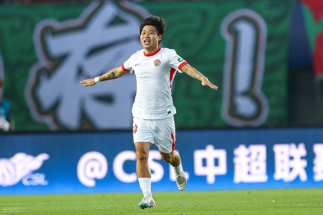 FB体育官网-中国足球联赛的场外花边新闻