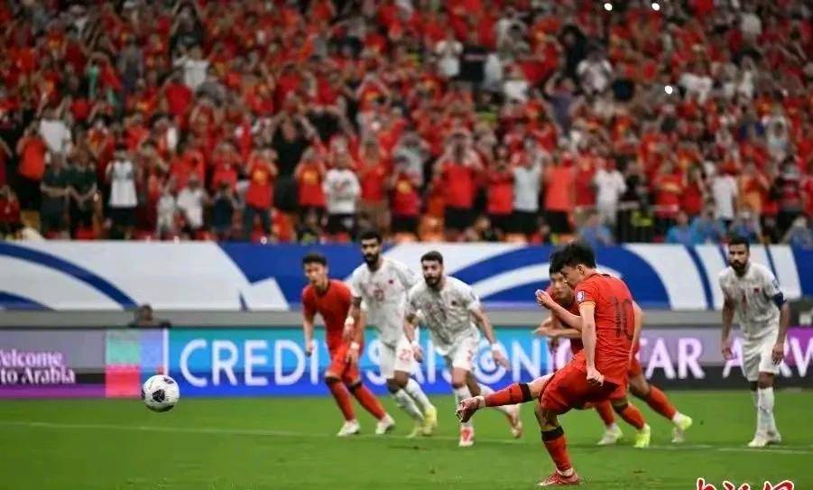 FB体育平台-足球赛场强强对决：胜负关键再次上演