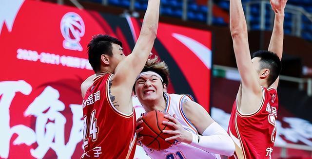 FB体育平台-青海男篮全员发威，连胜在望！