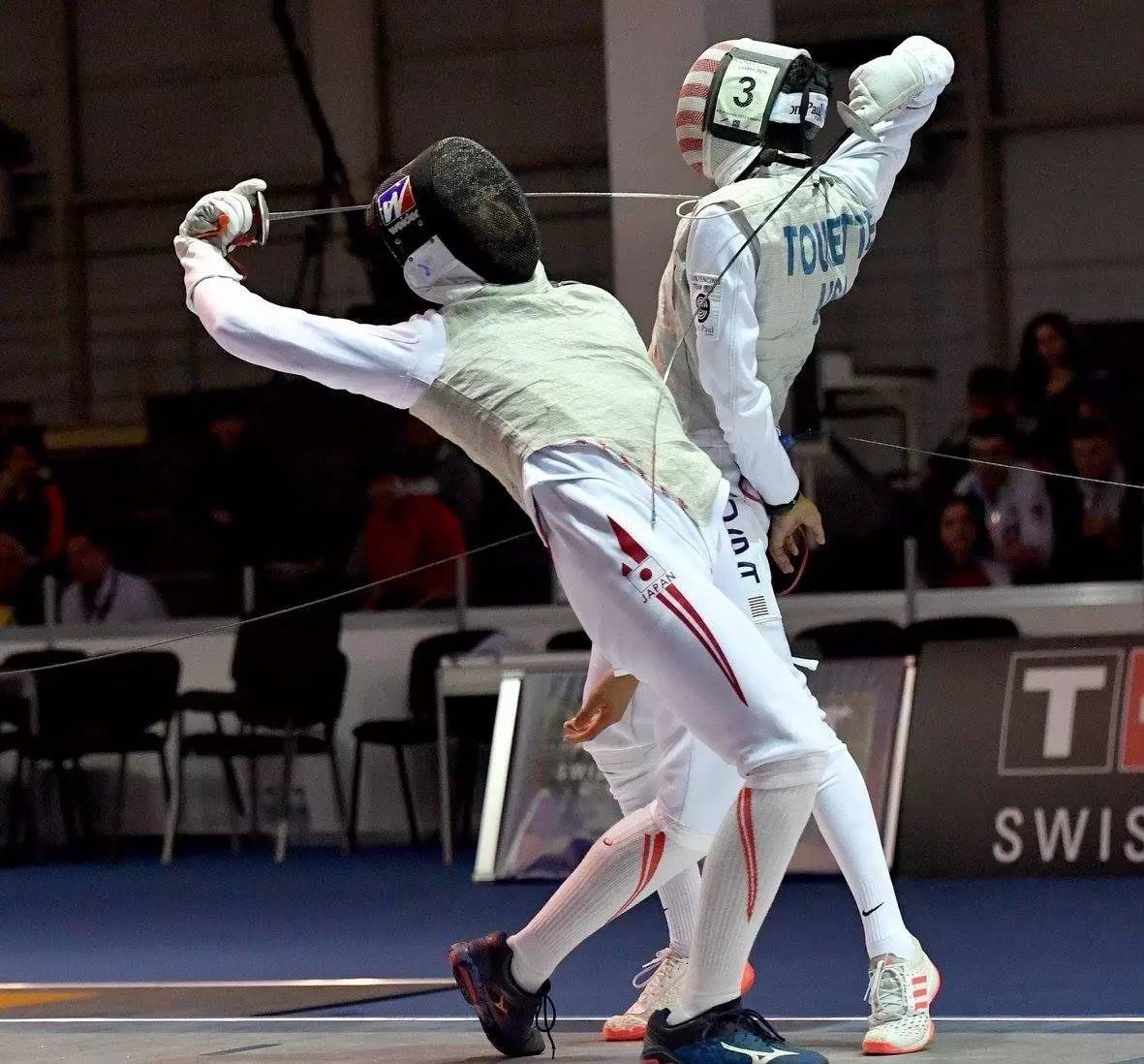 FB体育平台-斯洛文尼亚击剑选手冲刺前行，冲击奖牌