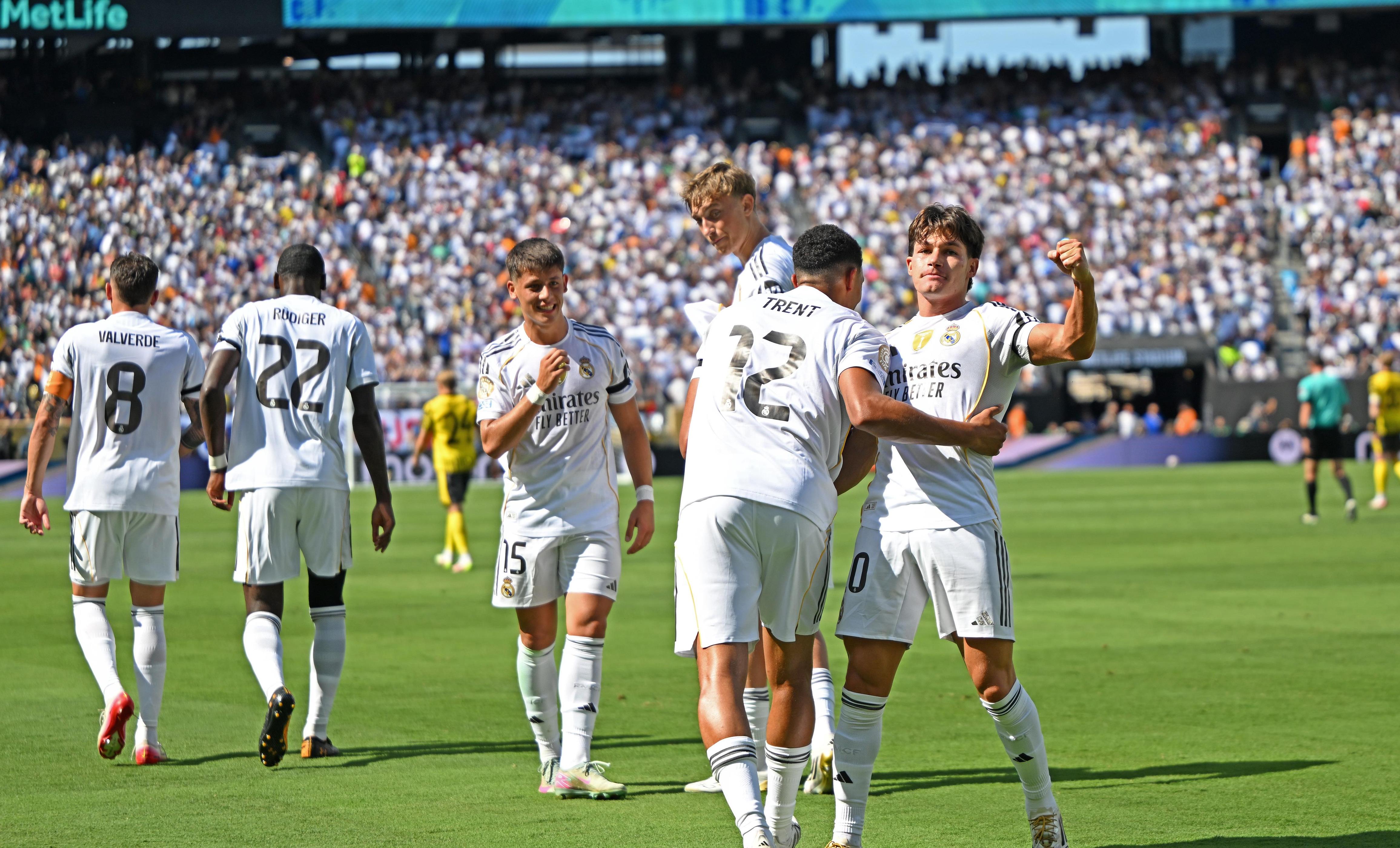 皇马全队配合默契,成功完成逆袭赢得比赛! 皇马全队配合默契,成功完成逆袭赢得比赛!