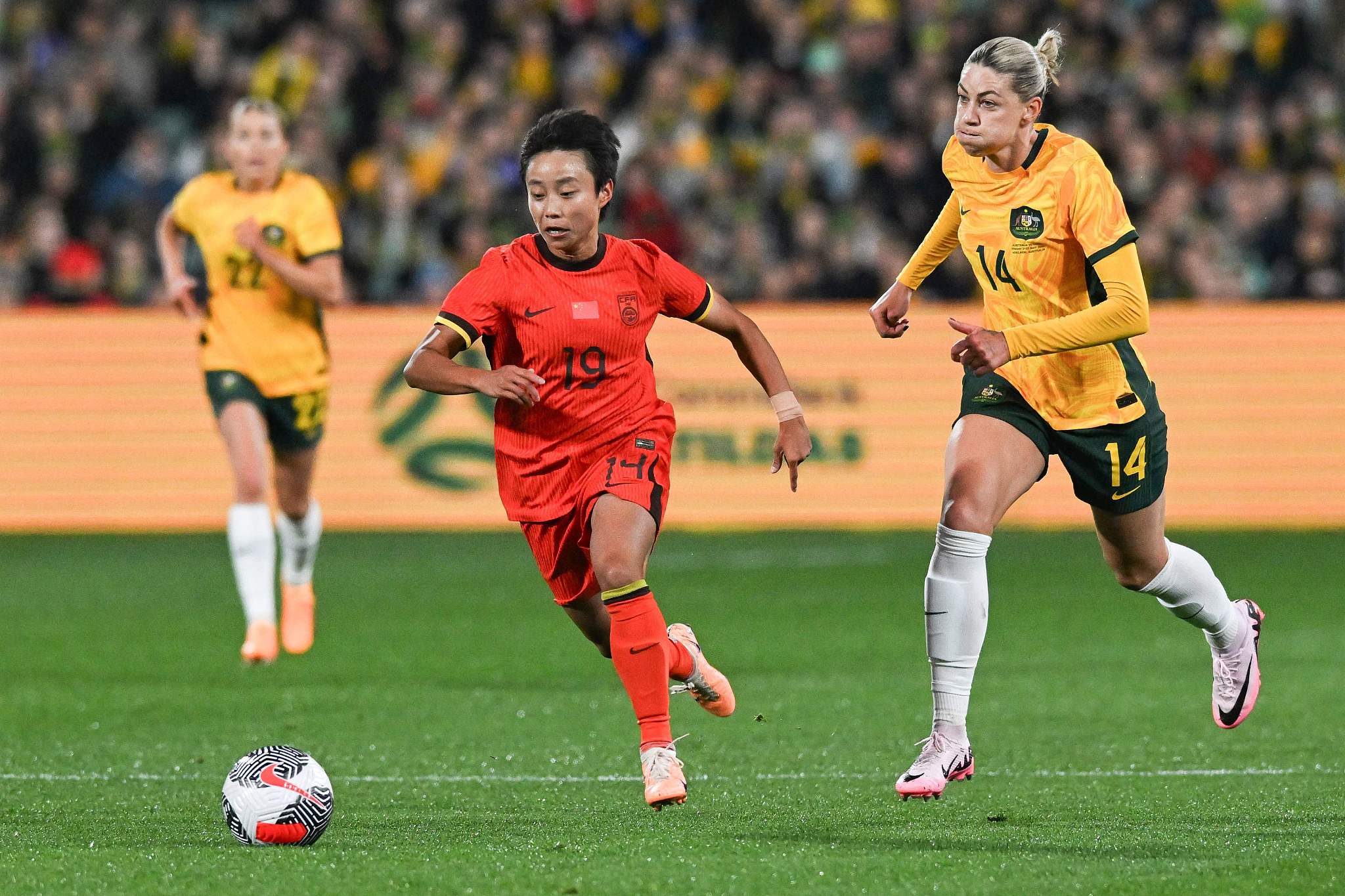 FB体育平台-女足比拼！赛场上的激烈角逐