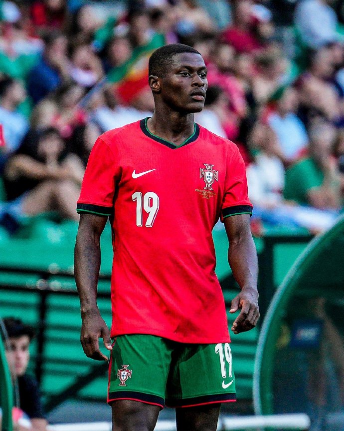 FB体育官网-小组赛精彩开打，法甲联赛新季掀起轰动！