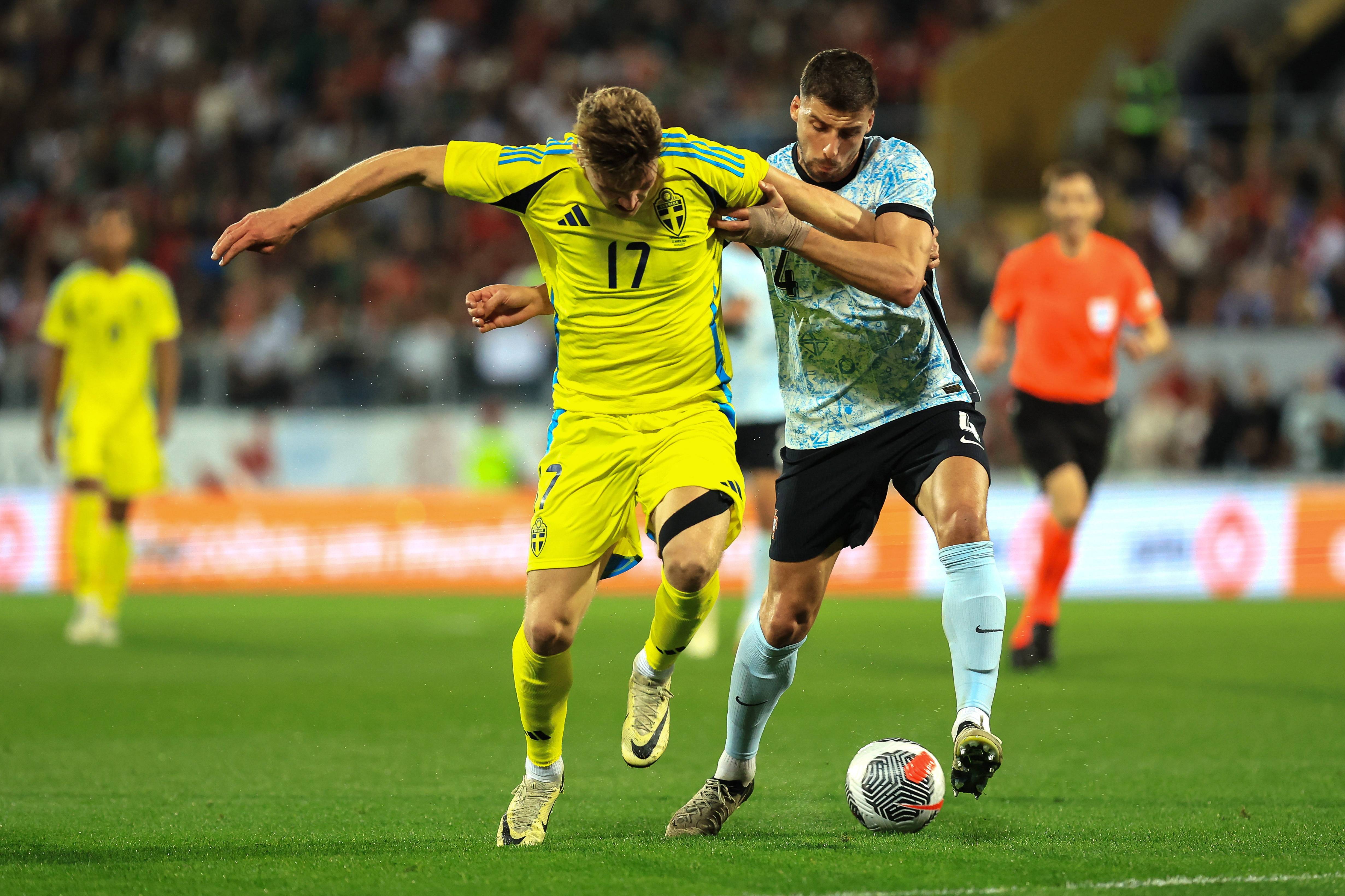 FB体育官网-精彩足球比赛场面绝佳，球员势均力敌