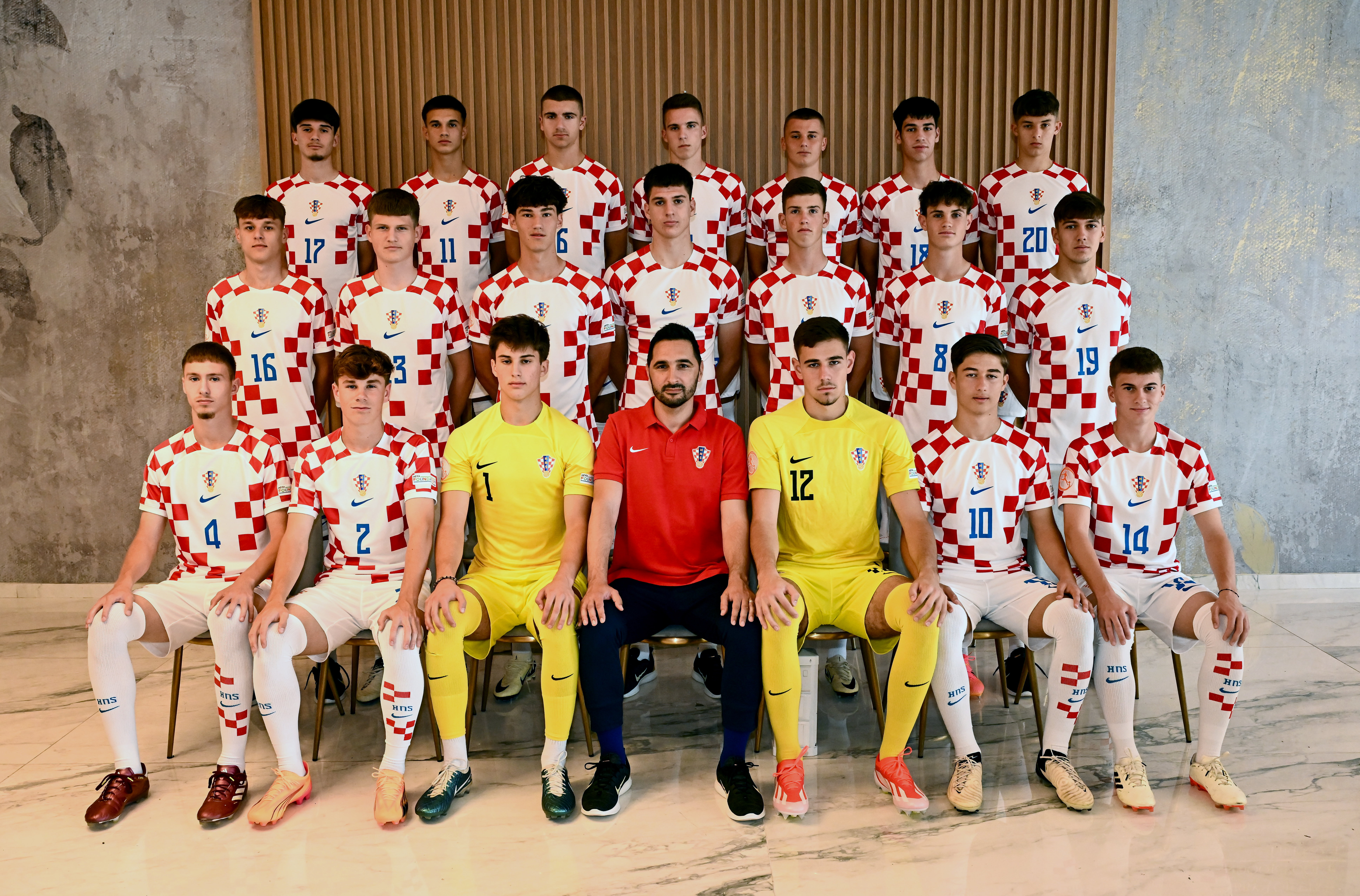 FB体育-克罗地亚队实现胜利，晋级欧洲杯预选赛半决赛