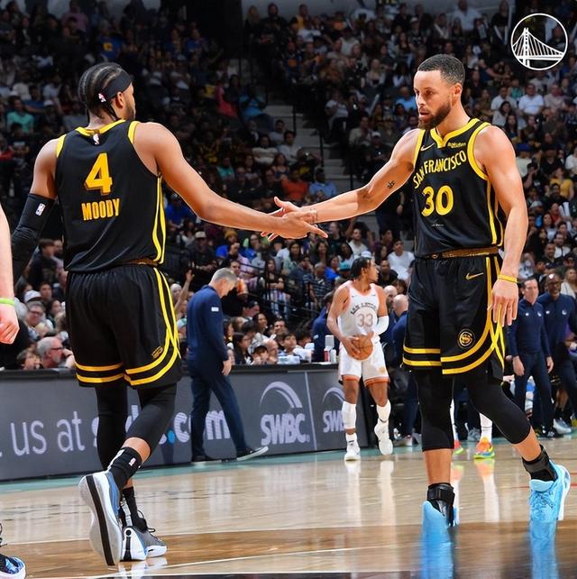 FB体育平台-罗马球员高兴地分享比赛胜利的幕后故事