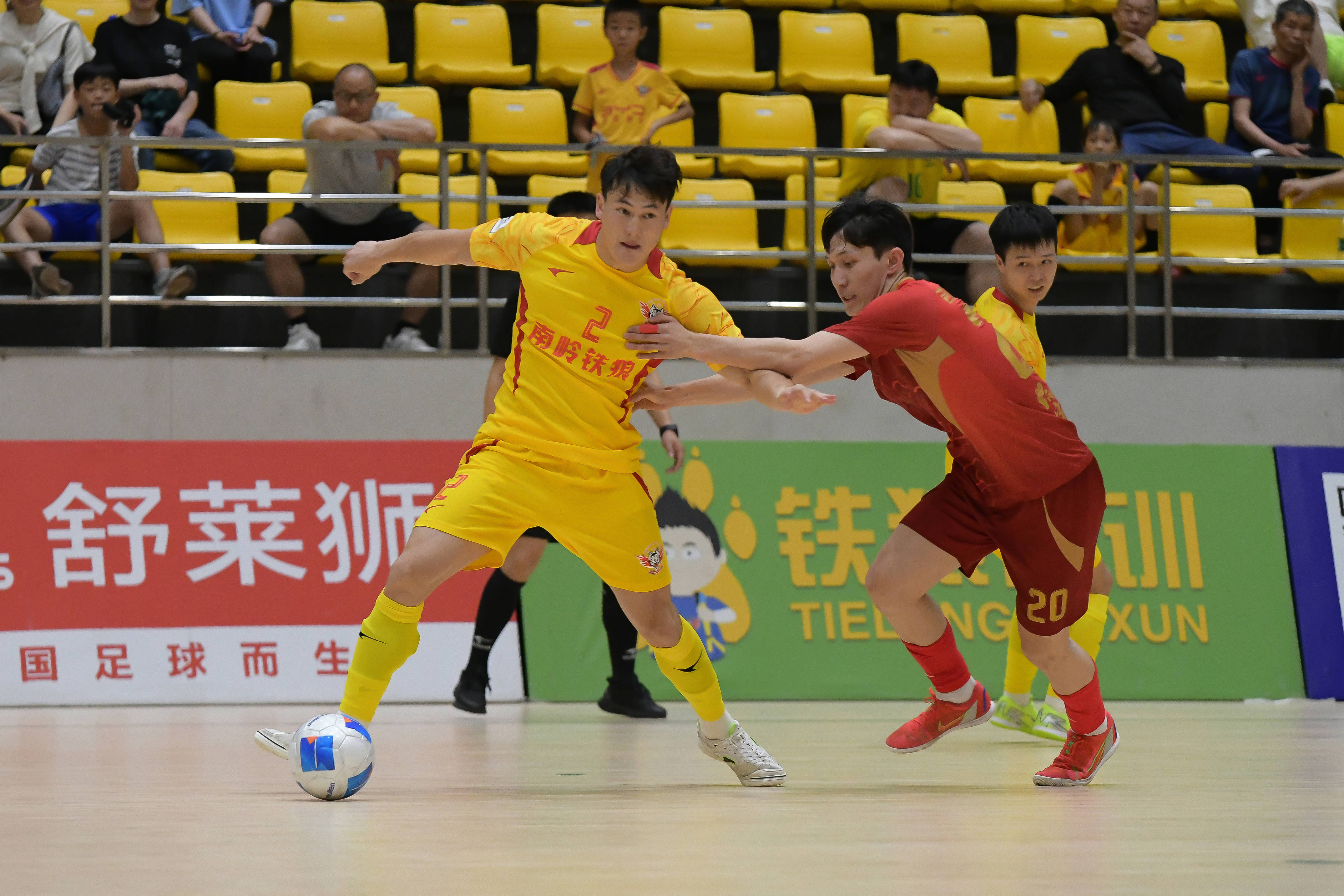 FB体育官方网站-狼队外援表现抢眼，球队前路一片光明