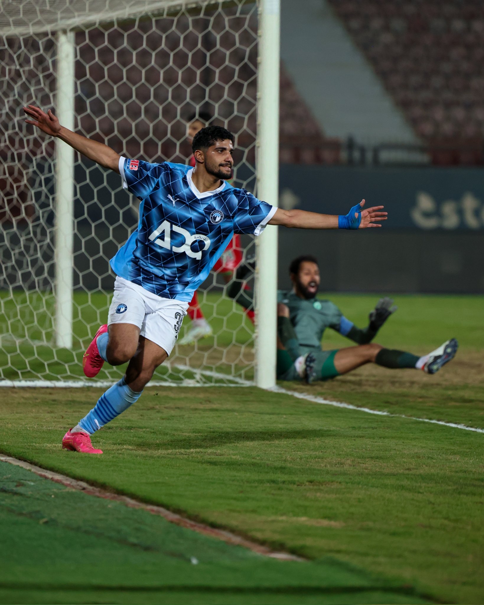 FB体育平台-埃及队奋力晋级非洲杯半决赛，球迷沸腾欢呼！