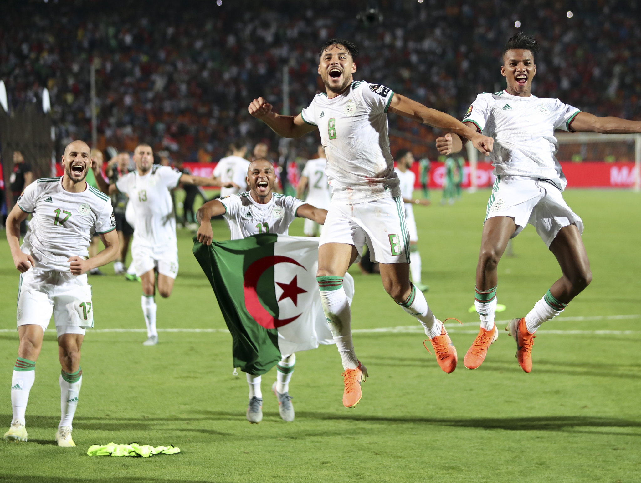 FB体育平台-埃及队奋力晋级非洲杯半决赛，球迷沸腾欢呼！