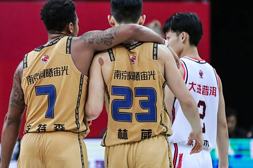 FB体育-双方拼尽全力，争夺最后胜利