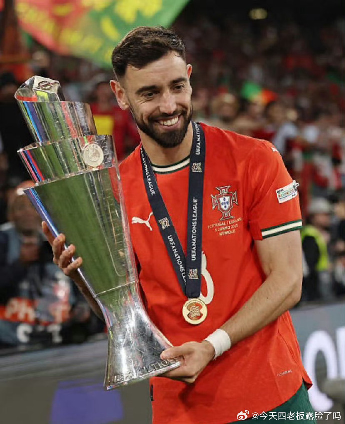 FB体育官方网站-曼联前锋布鲁诺获最佳射手奖杯