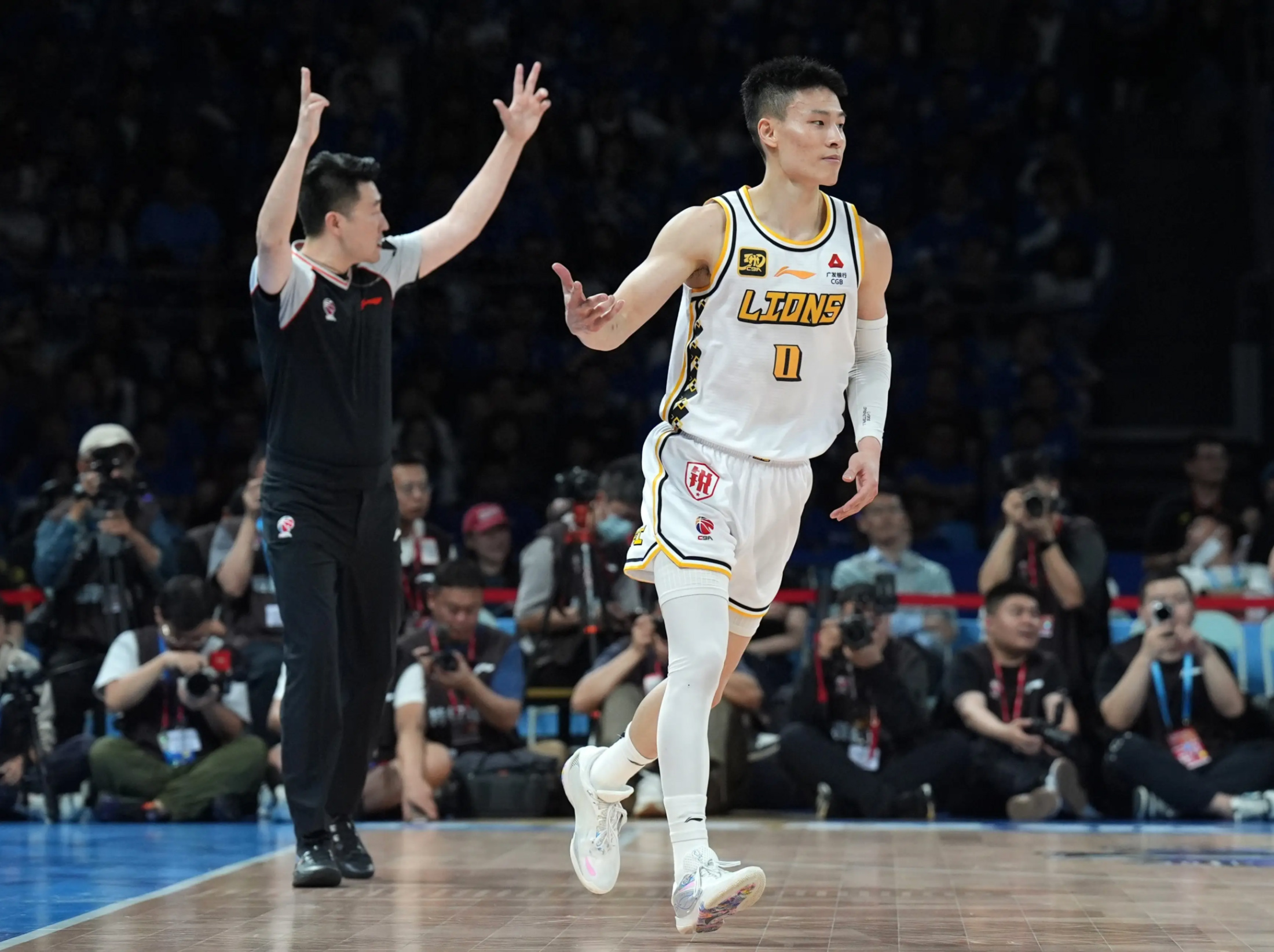 FB体育官网-广厦男篮火力全开，豪取五连胜稳坐榜首宝座！