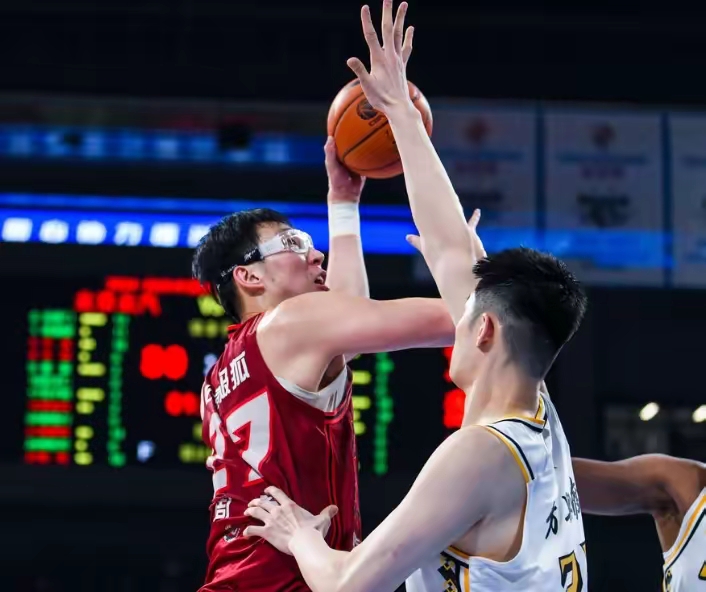 FB体育官网-广厦男篮火力全开，豪取五连胜稳坐榜首宝座！