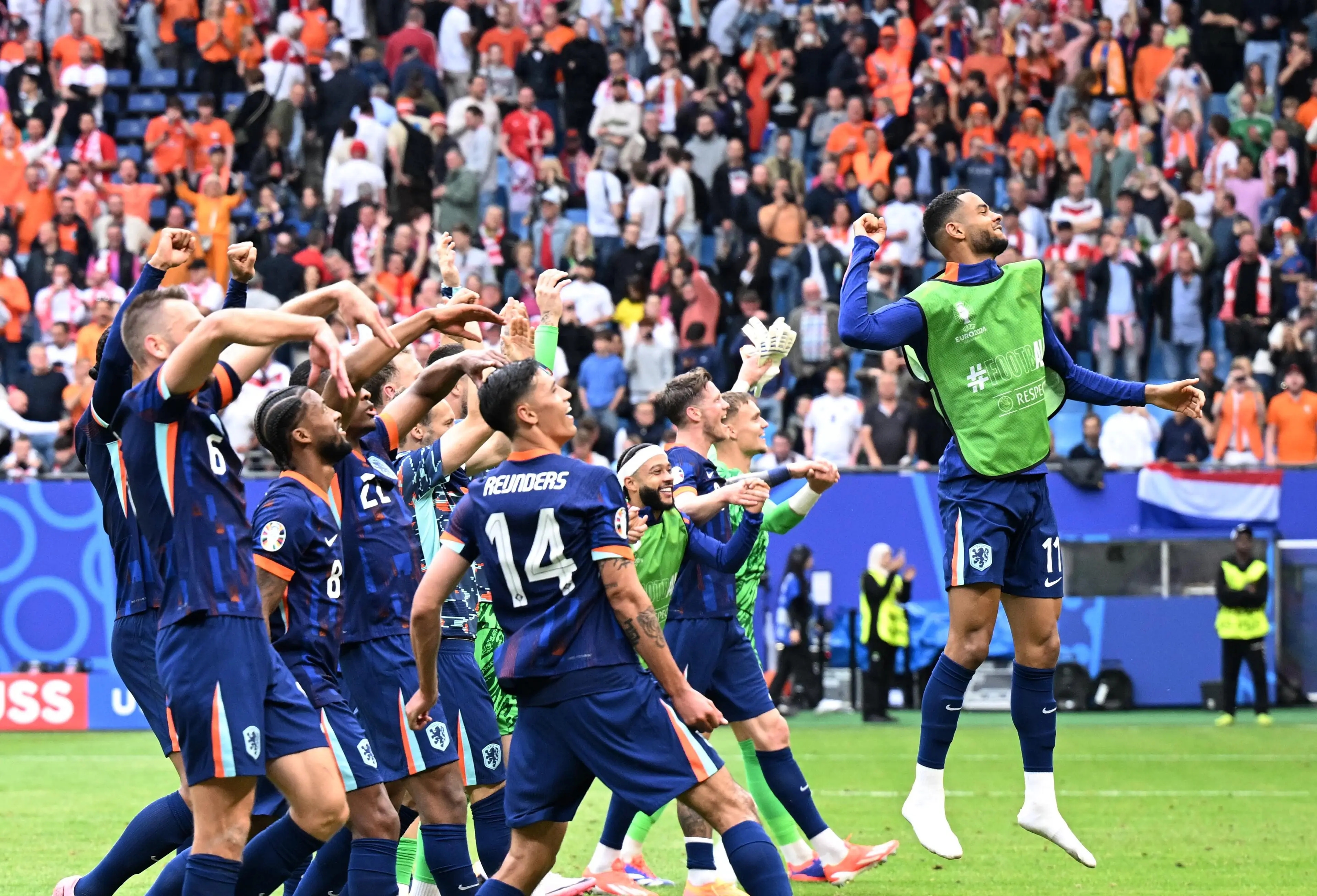 FB体育官网-足球比赛擂台赛持续精彩，实力比拼