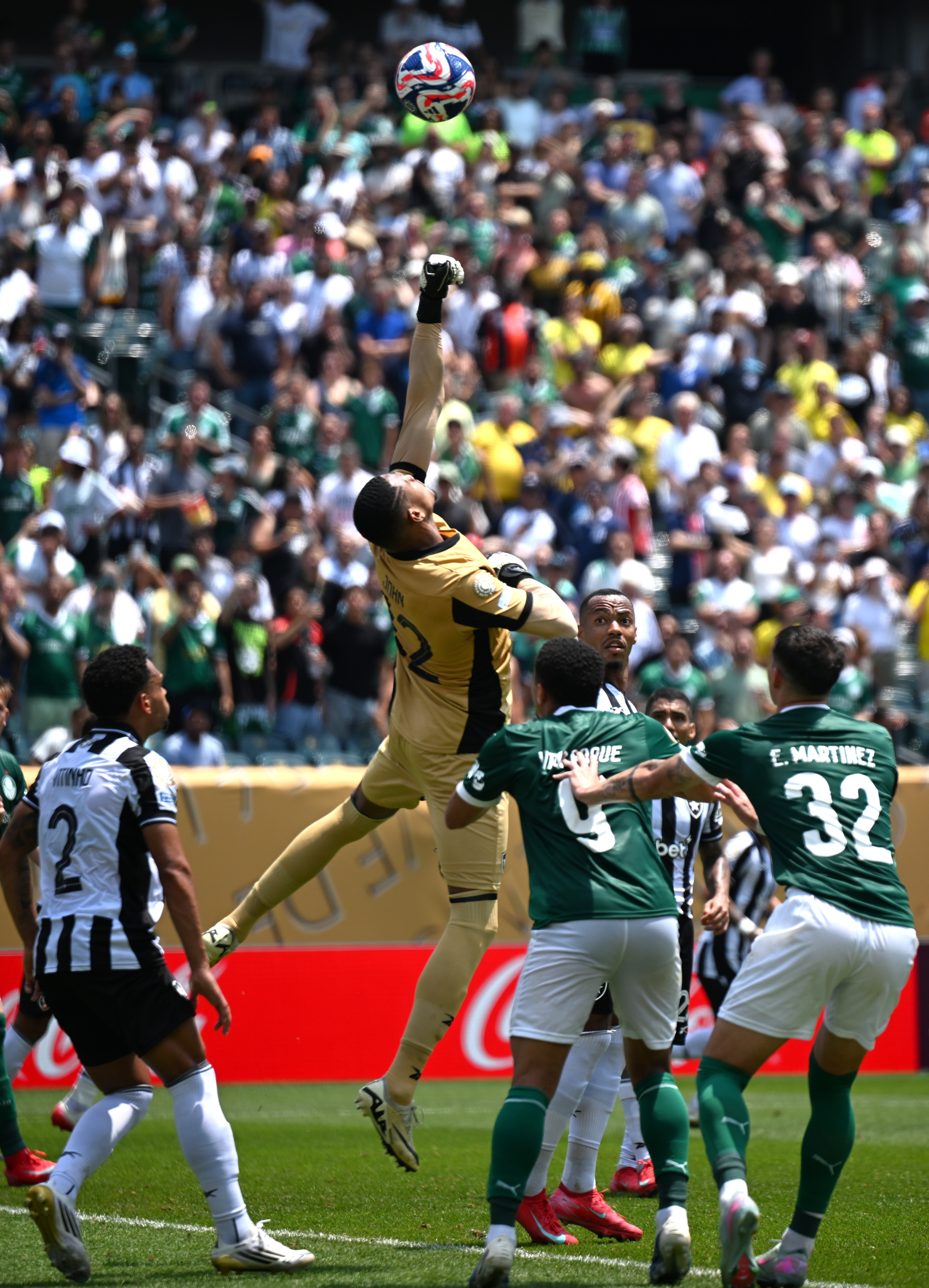 FB体育官网-足球比赛擂台赛持续精彩，实力比拼