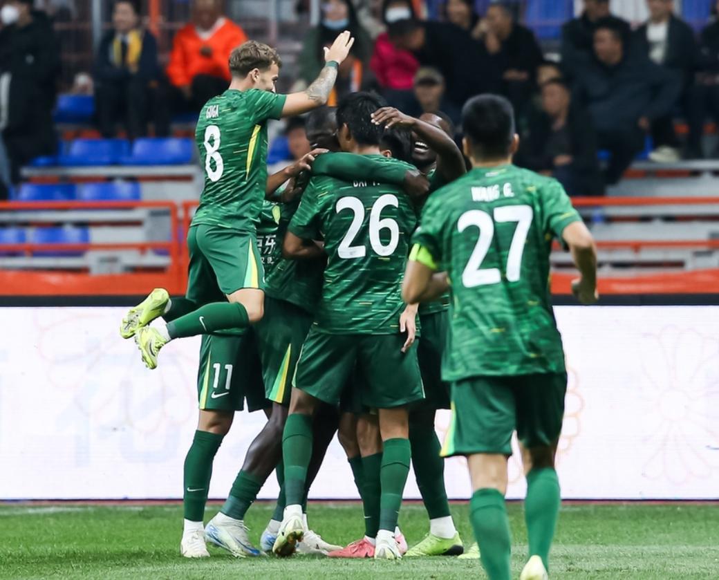 FB体育官方网站-国安客场1:0战胜申花，取得关键的胜利