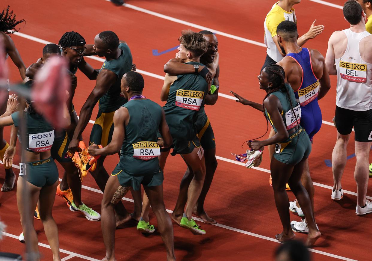 FB体育平台-跨栏比赛男子400米决赛中，牙买加选手接力夺冠！