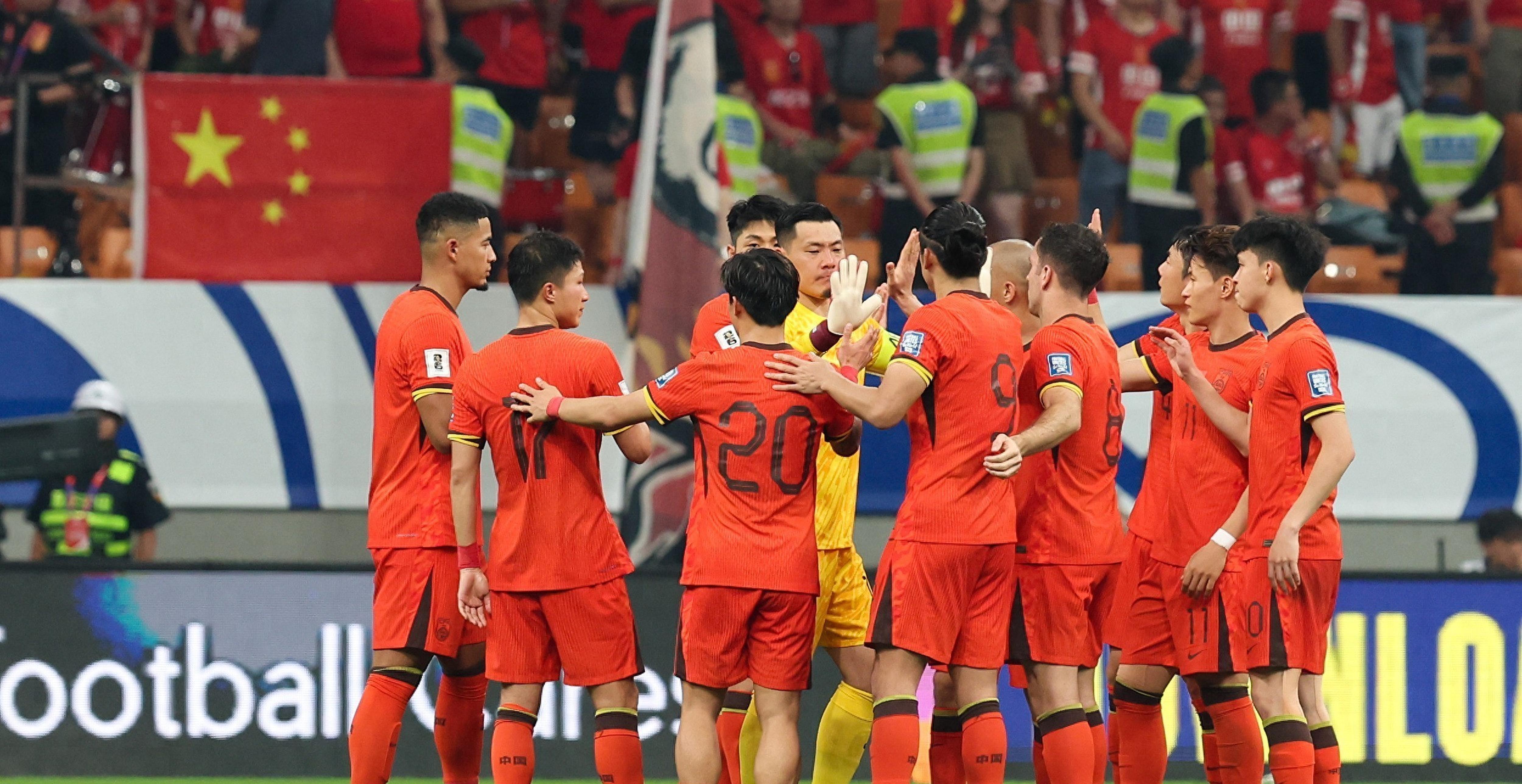 FB体育官网-中国足球联赛新一轮比赛拉开序幕，紧张备战！