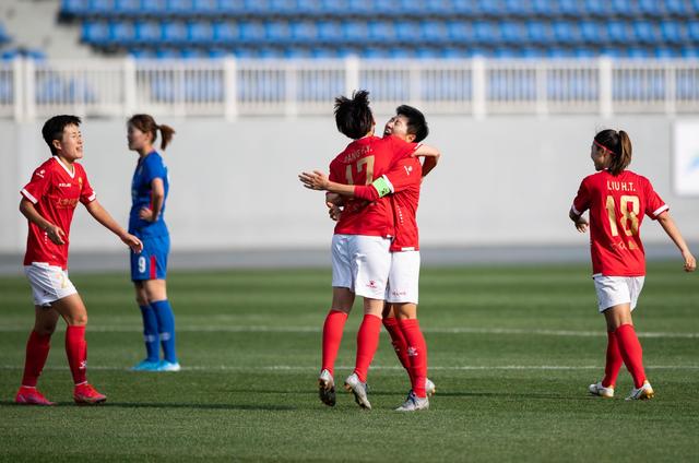 FB体育官网-女子足球联赛锦标赛上精彩对决