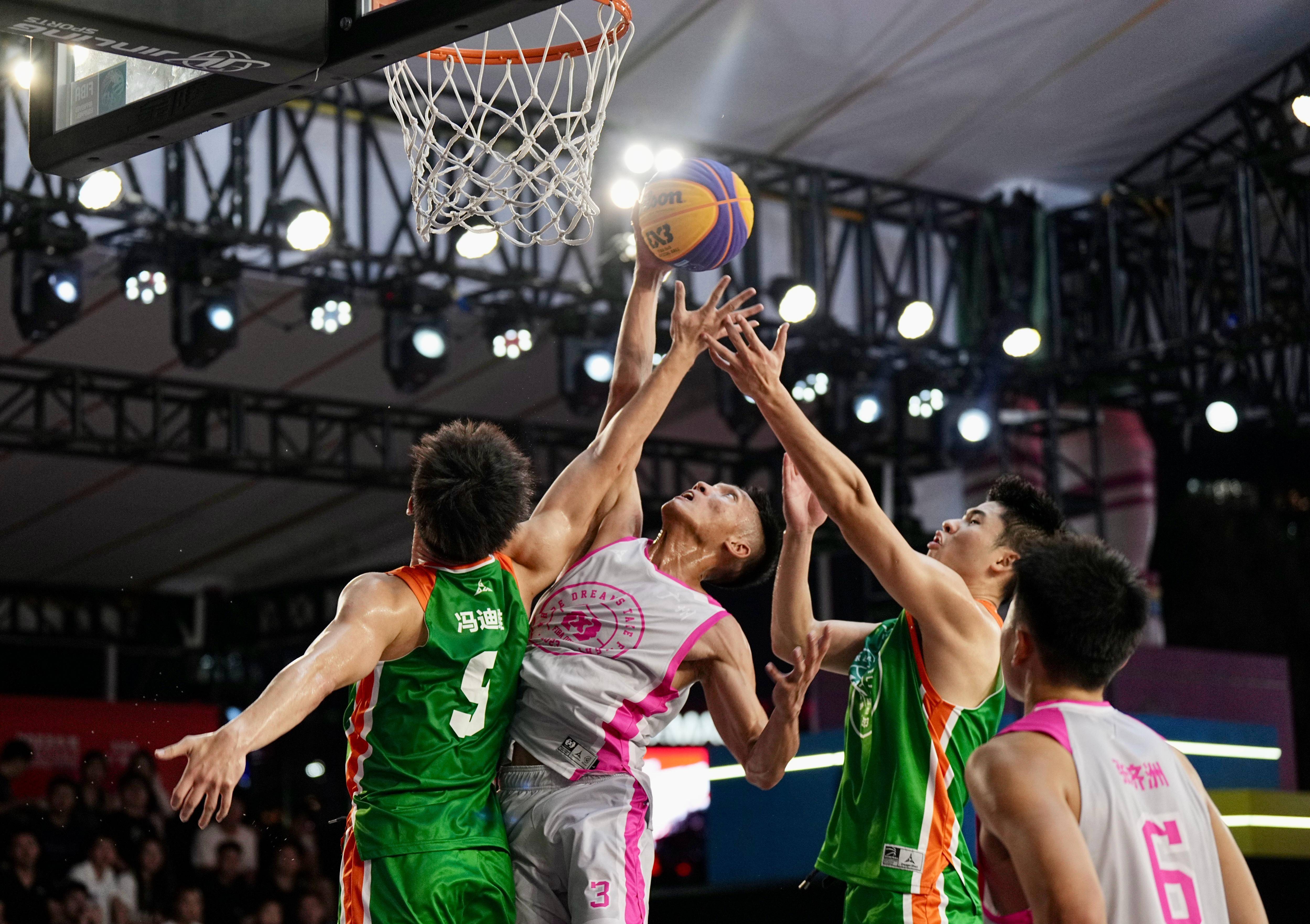 FB体育官网-本土篮球联赛赛事精彩激烈,球员竞技水平颇高