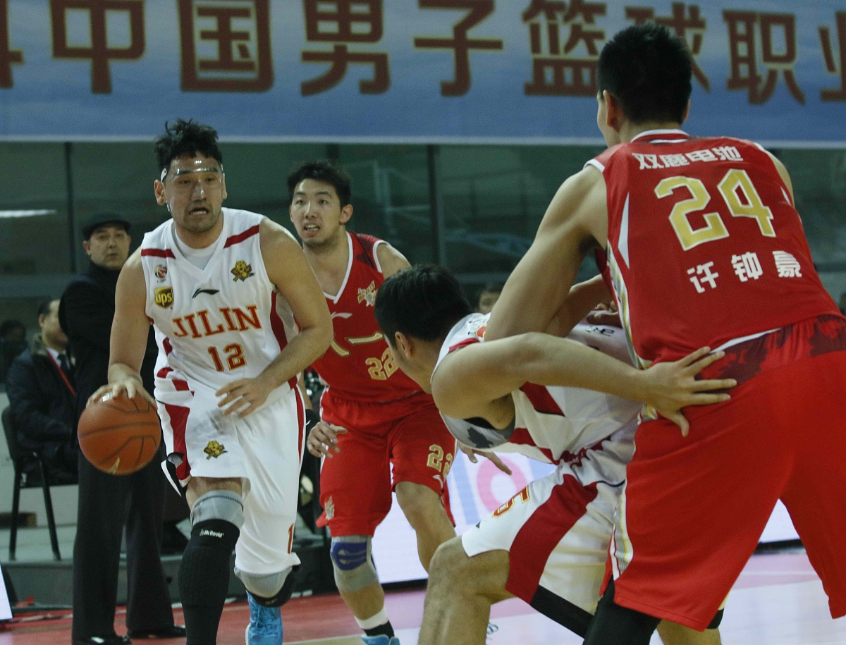 FB体育官网-本土篮球联赛赛事精彩激烈,球员竞技水平颇高