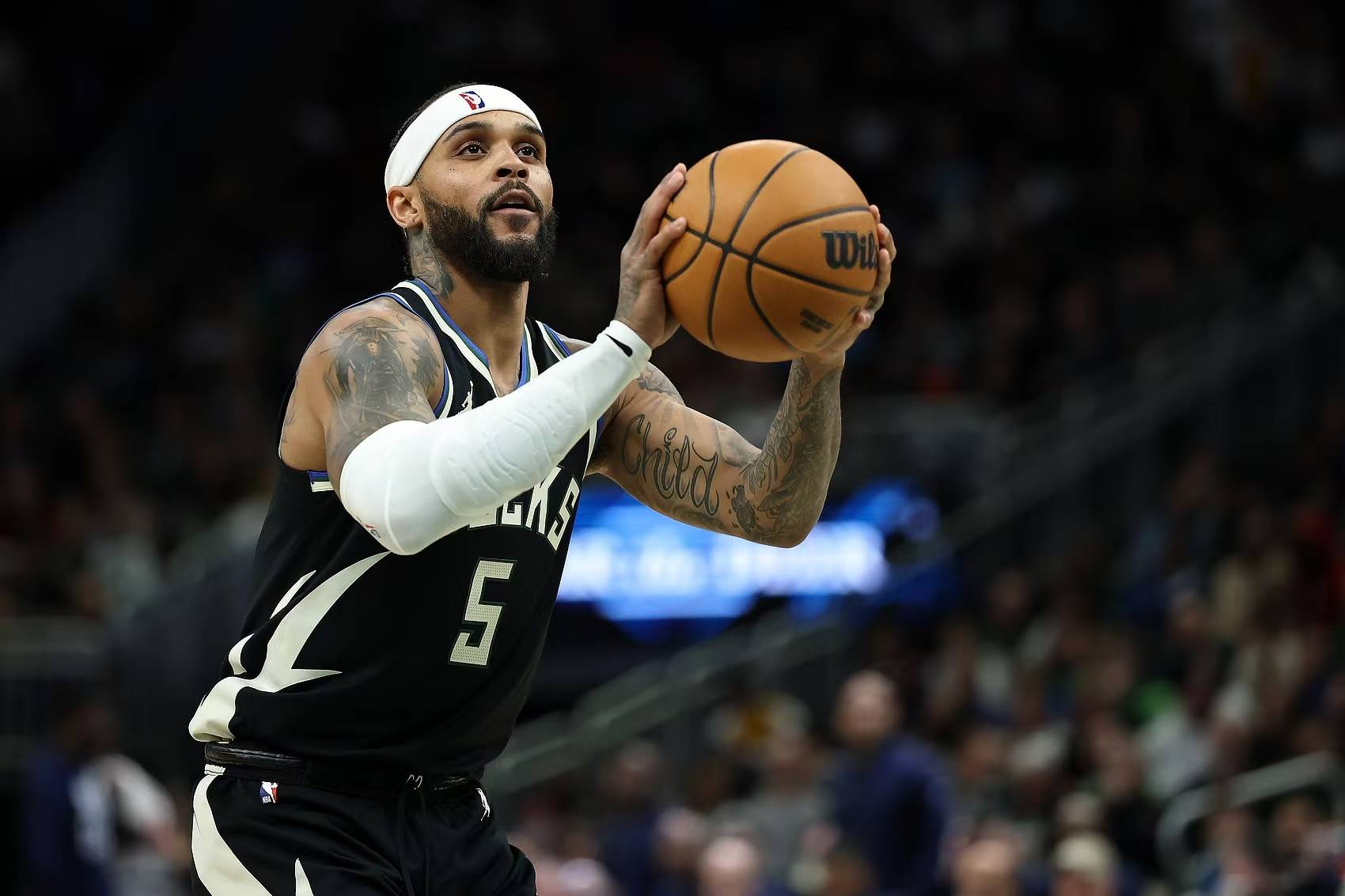 FB体育-雄鹿再战独行侠,追求两连胜